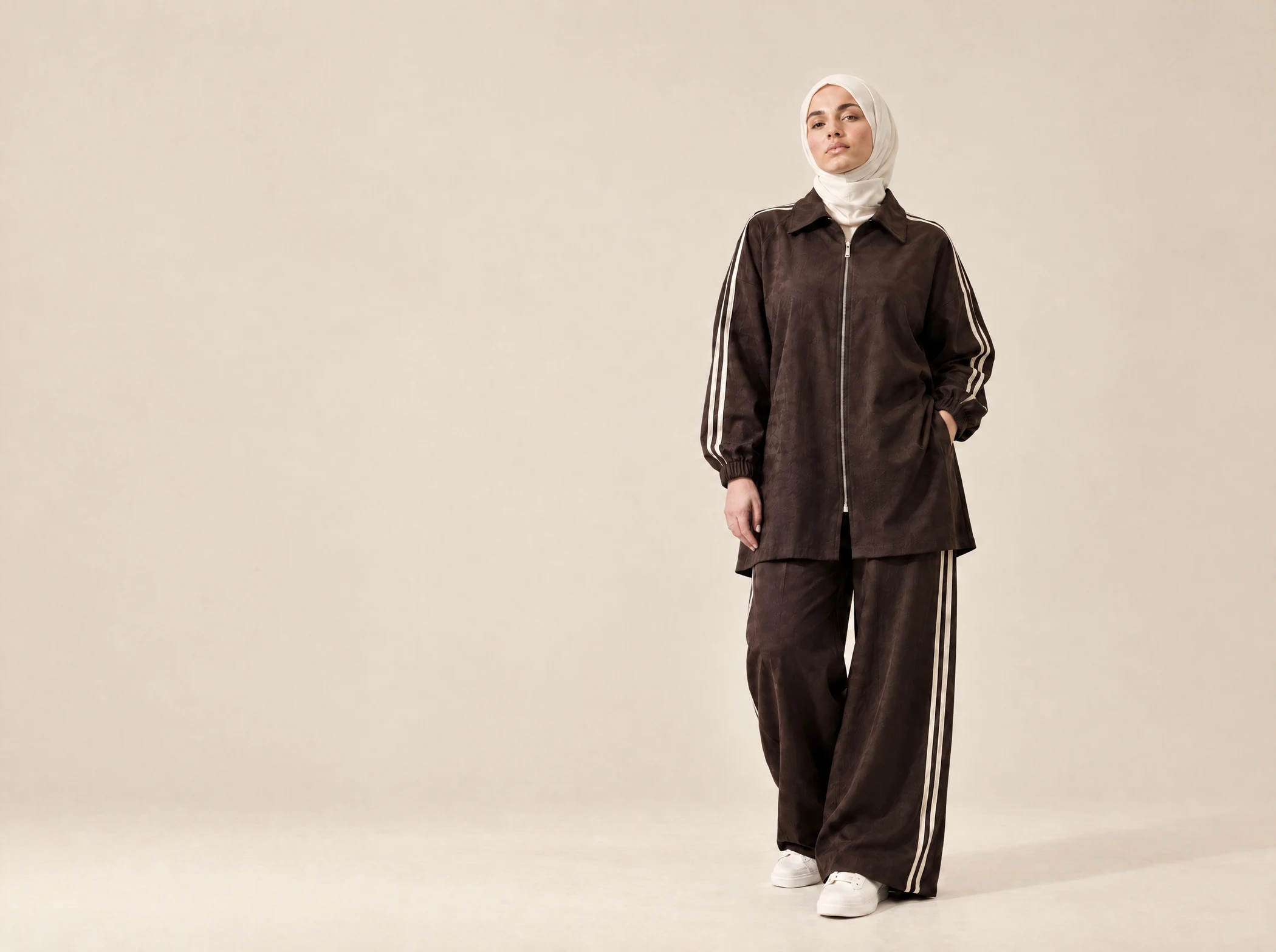Campagne Karaun : ensemble chocolat et hijab ivoire sur un fond beige épuré